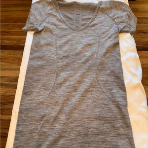 Lululemon Swiftly Tech V Neck Short Sleeve Grey Size 4